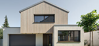Dům s dřevěnou fasádou natřenou barvou KEIM Lignosil-Verano