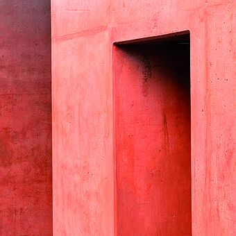 Červená betonová zeď
